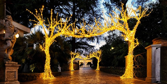 Una luminaria ad arco per un matrimonio all'aperto